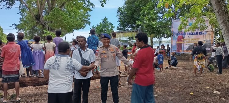 Polres Sarmi Amankan Ibadah Paskah Kedua Jemaat GKI Ebenheizer di Pantai Basecamp