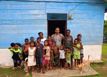 Bhabinkamtibmas Kampung Wamena Salurkan Bantuan Buku dan Dukung Pemberantasan Buta Aksara di Kabupaten Kaimana