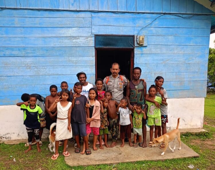 Bhabinkamtibmas Kampung Wamena Salurkan Bantuan Buku dan Dukung Pemberantasan Buta Aksara di Kabupaten Kaimana