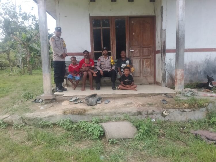 Polsek Tor Atas Sambangi Warga di Kampung Samanente, Perkuat Kamtibmas