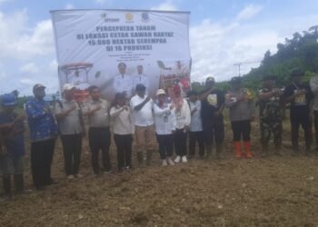 Kapolsek Bonggo Hadiri Kegiatan Percepatan Tanam Padi Gogo di Kampung Tetom Jaya