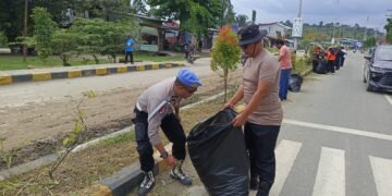 Karya Bakti Sambut HUT ke-24 Kabupaten Sarmi, Polres Sarmi Turut Ambil Bagian