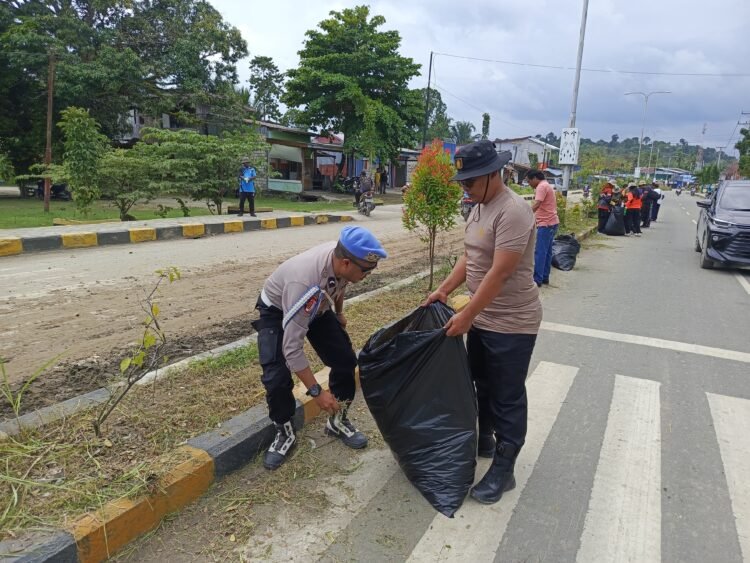 Karya Bakti Sambut HUT ke-24 Kabupaten Sarmi, Polres Sarmi Turut Ambil Bagian