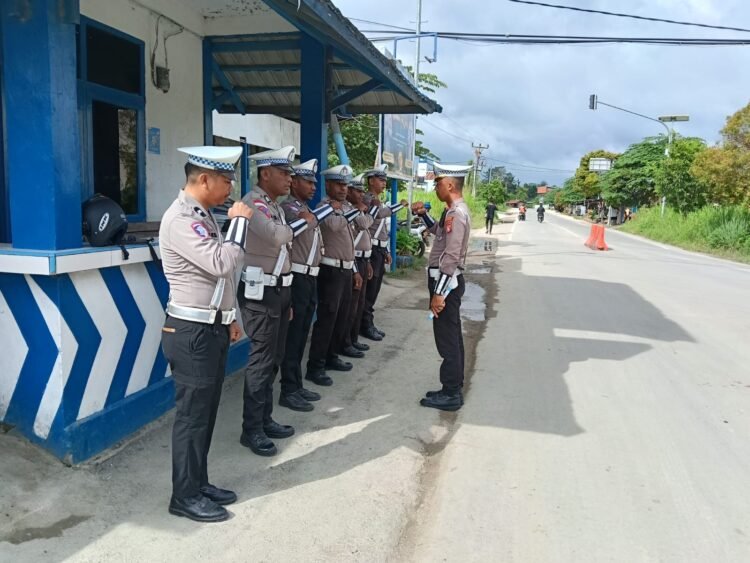 Sat Lantas Polres Sarmi Laksanakan Giat Strong Point, Kamseltibcar Lantas Tetap Kondusif