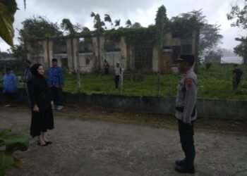 Personel Gabungan Polres dan Polsek Amankan Ziarah Makam HUT ke-24 Kabupaten Sarmi