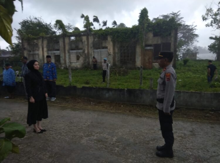 Personel Gabungan Polres dan Polsek Amankan Ziarah Makam HUT ke-24 Kabupaten Sarmi