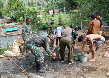 Progres Pesat, TNI dan Warga Rap Rap Gotong Royong Bangun Abutmen Jembatan Perintis Garuda