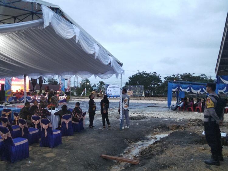 Personel Polres Sarmi Amankan Ibadah KKR HUT ke-24 Kabupaten Sarmi di Mararena