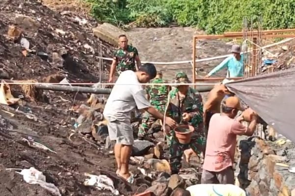 Sinergi TNI, Masyarakat, dan Pekerja, Gotong Royong Bangun Jembatan Beton Atasi Kesulitan Warga Girian Indah
