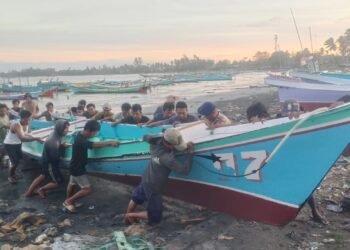 Dramatis! Tim SAR Gabungan Berhasil Evakuasi Kapal/Perahu Nelayan Terbalik di Perairan Sarmi