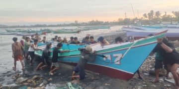 Dramatis! Tim SAR Gabungan Berhasil Evakuasi Kapal/Perahu Nelayan Terbalik di Perairan Sarmi