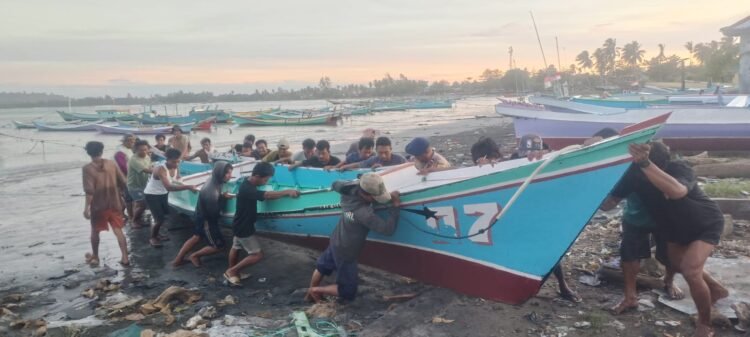 Dramatis! Tim SAR Gabungan Berhasil Evakuasi Kapal/Perahu Nelayan Terbalik di Perairan Sarmi
