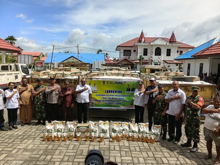 Sarmi Salurkan Bantuan Pangan untuk Ribuan Warga