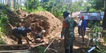 Tunjukkan Semangat Kebersamaan, Babinsa Airmadidi Bawah Turun Tangan Bantu Pemasangan Bowplank Jembatan Perintis Garuda