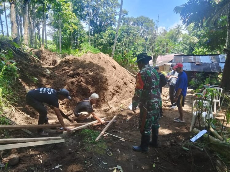 Tunjukkan Semangat Kebersamaan, Babinsa Airmadidi Bawah Turun Tangan Bantu Pemasangan Bowplank Jembatan Perintis Garuda