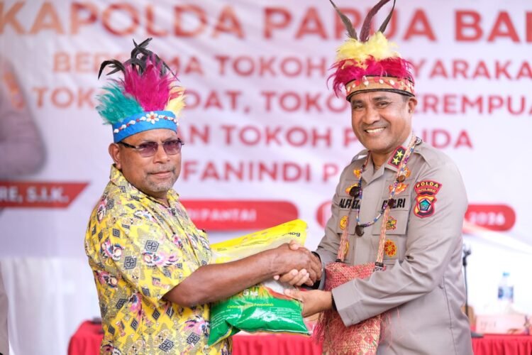 Tatap Muka Bersama Masyarakat Fanindi Pantai, Kapolda Berikan Tali Asih dan Bakti Kesehatan