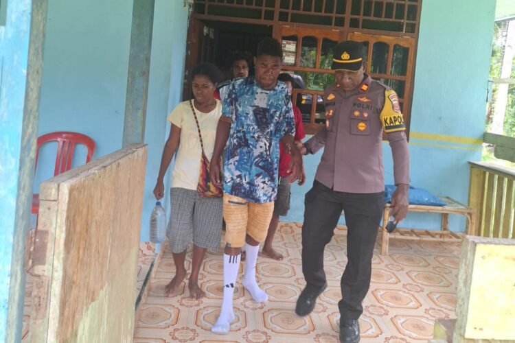 Polisi Hadir untuk Masyarakat, Warga Sakit Dievakuasi ke Puskesmas Samanente