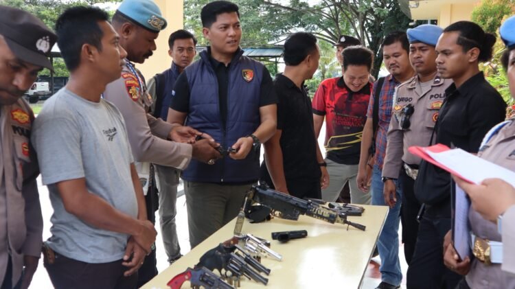 Pastikan Kepatuhan Anggota, Propam Polres Sarmi Cek Senpi Dinas