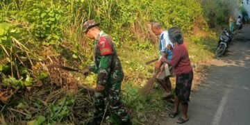 Babinsa Koramil 1310-01/Bitung Bersama Lurah dan Warga Paceda Gelar Karya Bakti Bersih Lingkungan, Dukung Gerakan Indonesia Asri