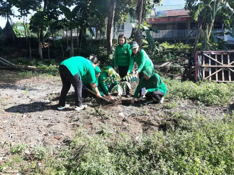 Babinsa Koramil 1310-01/Bitung Bersama Lurah dan Warga Paceda Gelar Karya Bakti Bersih Lingkungan, Dukung Gerakan Indonesia Asri
