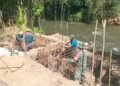 Gotong Royong Babinsa dan Warga Percepat Pembangunan Jembatan Perintis Garuda Rap Rap