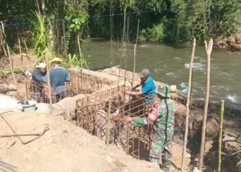 Gotong Royong Babinsa dan Warga Percepat Pembangunan Jembatan Perintis Garuda Rap Rap