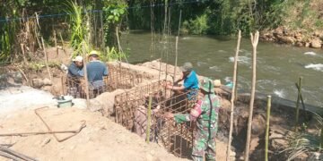 Gotong Royong Babinsa dan Warga Percepat Pembangunan Jembatan Perintis Garuda Rap Rap