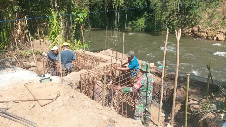 Gotong Royong Babinsa dan Warga Percepat Pembangunan Jembatan Perintis Garuda Rap Rap