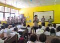 Dalam Rangka Hari Kartini, Polwan Polda Papua Barat Bagikan Tas Untuk Anak Sekolah
