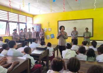 Dalam Rangka Hari Kartini, Polwan Polda Papua Barat Bagikan Tas Untuk Anak Sekolah
