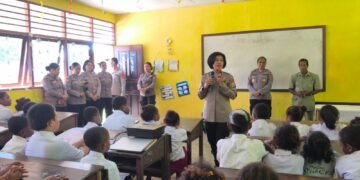 Dalam Rangka Hari Kartini, Polwan Polda Papua Barat Bagikan Tas Untuk Anak Sekolah