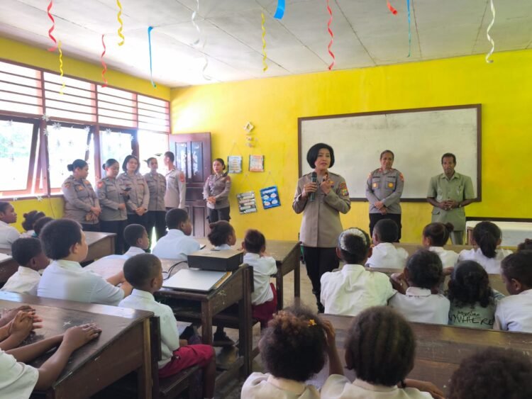 Dalam Rangka Hari Kartini, Polwan Polda Papua Barat Bagikan Tas Untuk Anak Sekolah