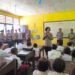 Dalam Rangka Hari Kartini, Polwan Polda Papua Barat Bagikan Tas Untuk Anak Sekolah