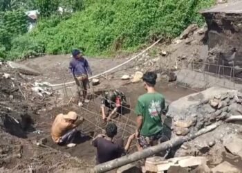 Demi Segera Terwujudnya Jembatan Beton Garuda, Warga dan Babinsa Turun Bantu Proses Pekerjaan