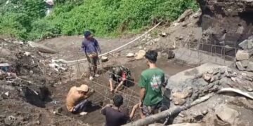 Demi Segera Terwujudnya Jembatan Beton Garuda, Warga dan Babinsa Turun Bantu Proses Pekerjaan