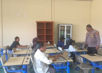 Satuan Binmas Polres Teluk Bintuni Gelar Kegiatan Belajar Mengajar Tik Bagi Siswa-siswi Pkbm Kasih Rumbai Koteka