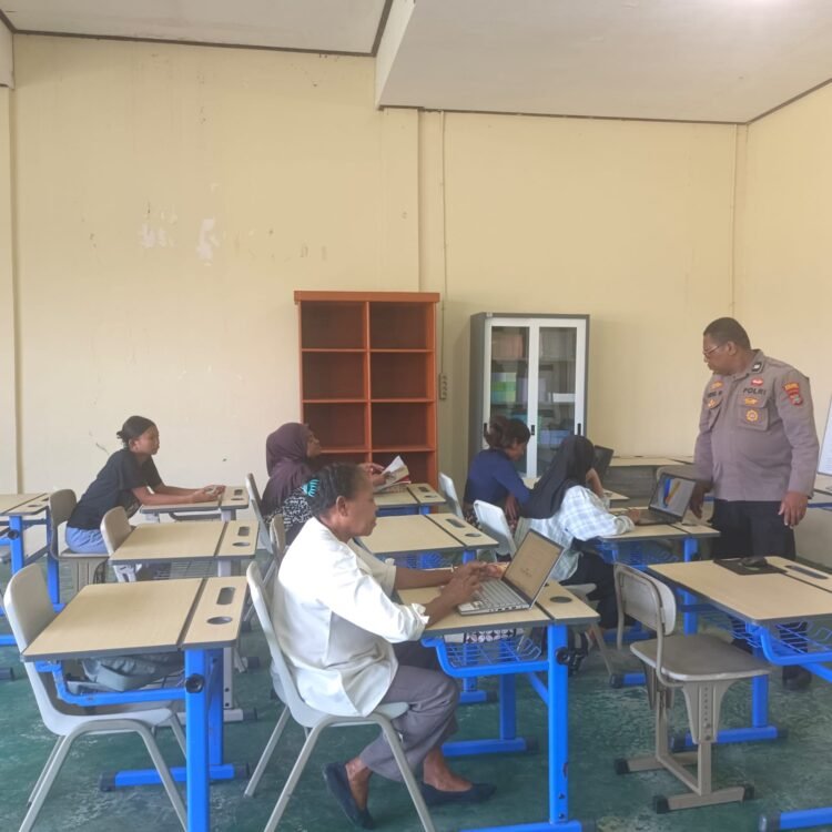 Satuan Binmas Polres Teluk Bintuni Gelar Kegiatan Belajar Mengajar Tik Bagi Siswa-siswi Pkbm Kasih Rumbai Koteka