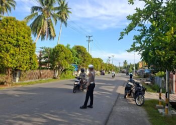 Strong Point Pagi, Sat Lantas Polres Sarmi Atur Arus Lalin dan Bantu Aktivitas Warga