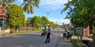 Strong Point Pagi, Sat Lantas Polres Sarmi Atur Arus Lalin dan Bantu Aktivitas Warga