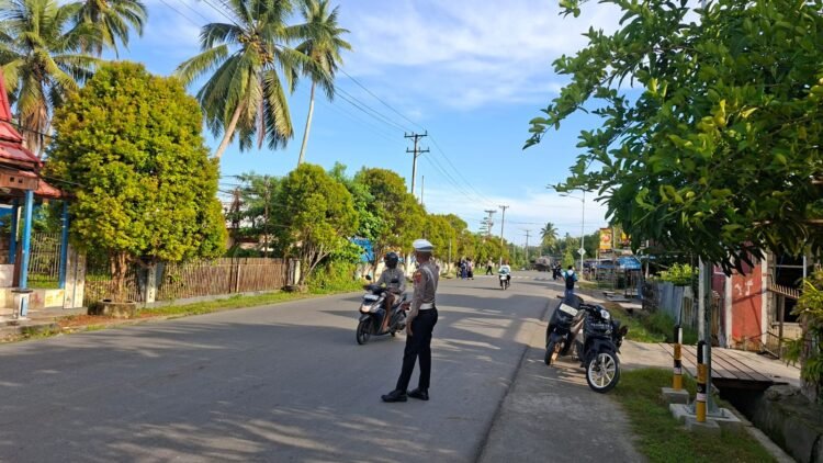 Strong Point Pagi, Sat Lantas Polres Sarmi Atur Arus Lalin dan Bantu Aktivitas Warga