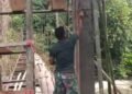 Percepat Pembangunan Jembatan Gantung Perintis Garuda, Babinsa Bantu Pengerjaan Jembatan