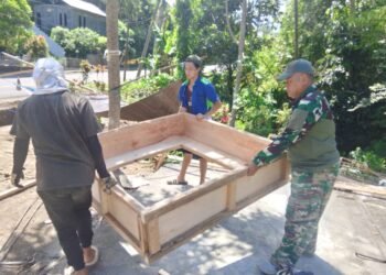 Pengecoran Foot Plat Jembatan Perintis Garuda di Airmadidi Bawah Dikebut Bersama Babinsa dan Warga