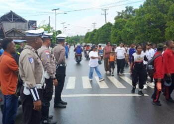 Sat Lantas Polres Sarmi Kawal Jalan Santai Hardiknas, Imbau Peserta dan Pengendara