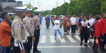 Sat Lantas Polres Sarmi Kawal Jalan Santai Hardiknas, Imbau Peserta dan Pengendara