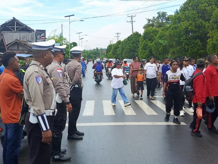 Sat Lantas Polres Sarmi Kawal Jalan Santai Hardiknas, Imbau Peserta dan Pengendara