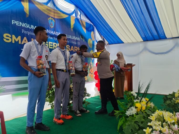 Wakapolsek Bonggo Hadir di Momen Kelulusan, Ingatkan Siswa Jaga Ketertiban