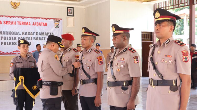 Kapolres Sarmi Pimpin Upacara Sertijab Kasat Resnarkoba, Kasat Samapta dan Kapolsek Pantai Barat