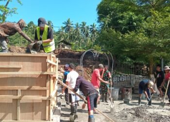 Pengecoran Blok Angkur Dikebut, TNI dan Warga Percepat Pembangunan Jembatan Perintis Garuda