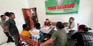 Polres Sarmi Serahkan Tersangka Kasus Pengeroyokan ke Kejari Jayapura