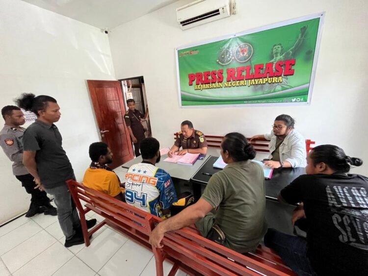 Polres Sarmi Serahkan Tersangka Kasus Pengeroyokan ke Kejari Jayapura